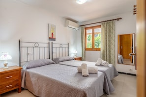 3 chambres, coffre-fort, fer et planche à repasser