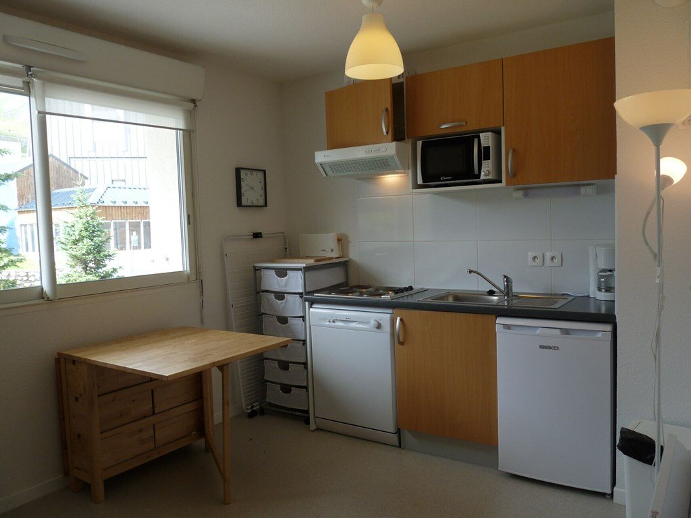 Réfrigérateur, micro-ondes, plaque de cuisson, lave-vaisselle