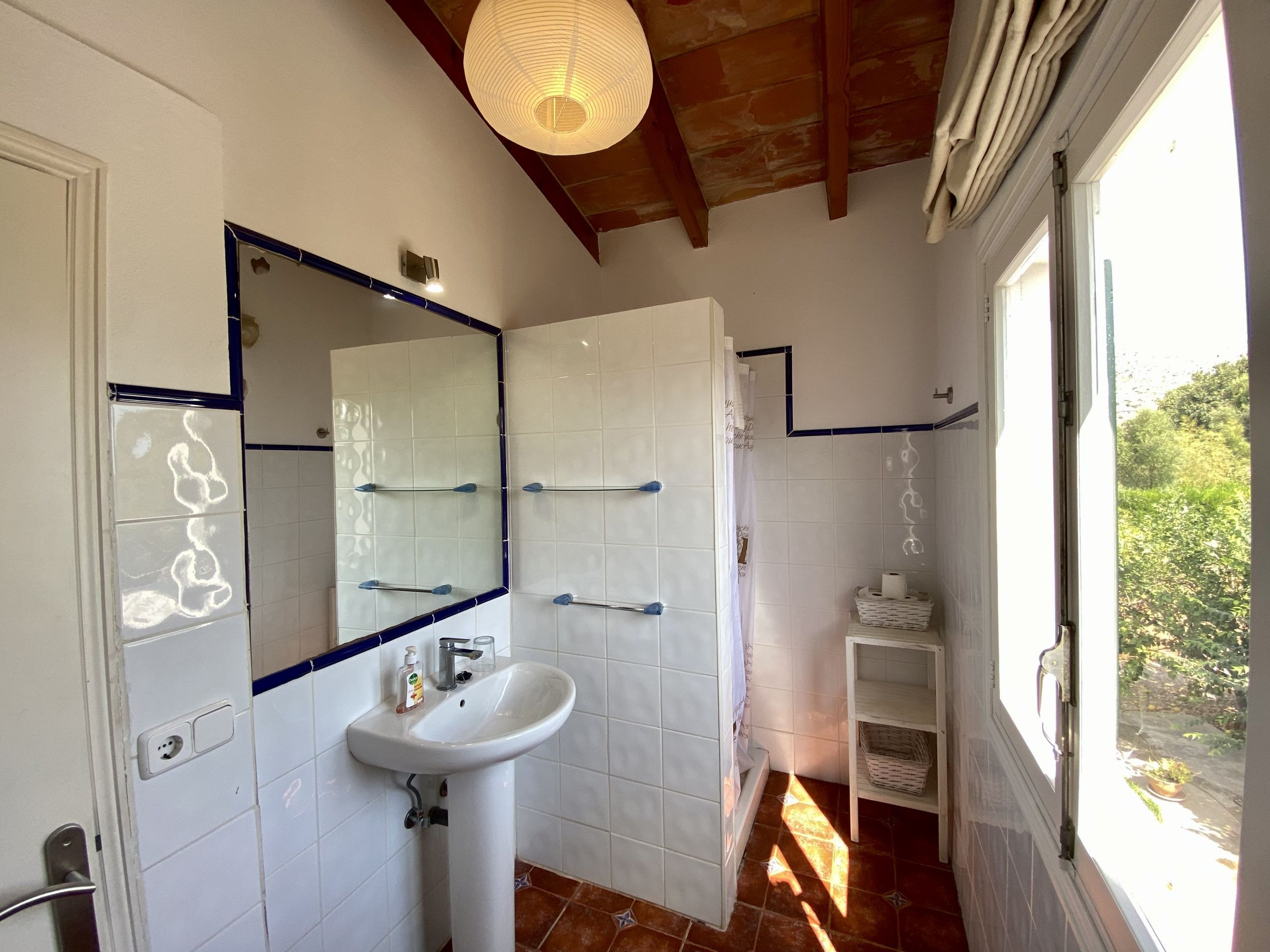Baignoire, sèche-cheveux, serviettes fournies