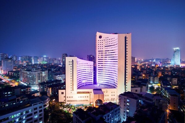 A high-rise building with a curved facade and a prominent entrance. - Xiamen Jingmin Central Hotel (Xiamen)
