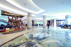 A spacious lobby with a large sculpture, a glass floor, and a modern ceiling design. - Xiamen Jingmin Central Hotel (Xiamen)