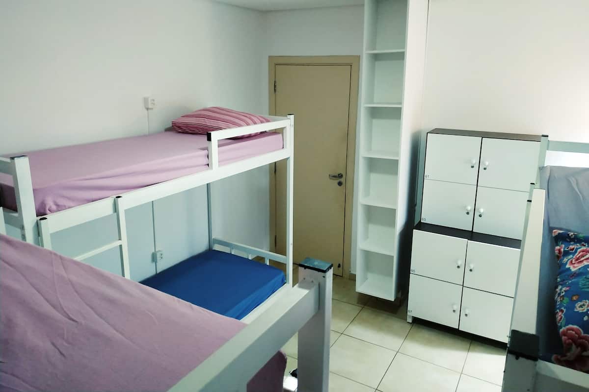 Dormitorio compartido clásico | Insonorización, tabla de planchar con plancha y wifi gratis