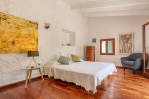 2 bedrooms, in-room safe, iron/ironing board, travel crib