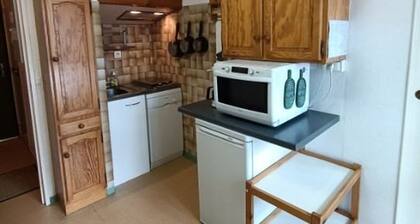 Cozy Ski-In/Ski-Out Apartment for 6 with Balcony, Ski Locker, and Free Parking