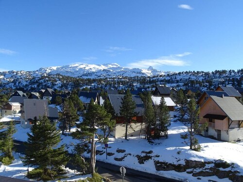 Cozy Ski-In/Ski-Out Apartment for 6 with Balcony, Ski Locker, and Free Parking