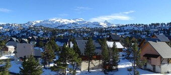 Cozy Ski-In/Ski-Out Apartment for 6 with Balcony, Ski Locker, and Free Parking