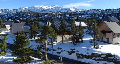 Cozy Ski-In/Ski-Out Apartment for 6 with Balcony, Ski Locker, and Free Parking