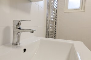 Douche, serviettes fournies, papier toilette