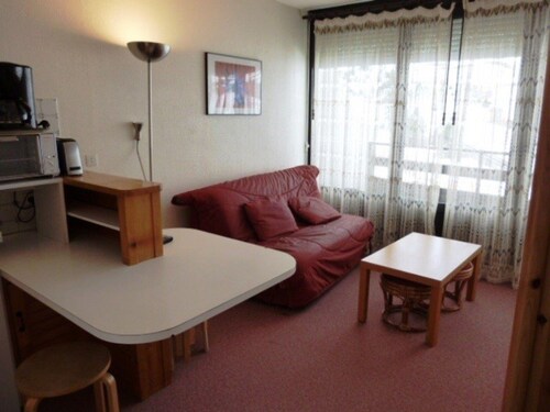 Cozy Studio for 4 with Balcony, Ski-In/Ski-Out Access, Free Parking, and Ski Locker
