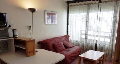 Cozy Studio for 4 with Balcony, Ski-In/Ski-Out Access, Free Parking, and Ski Locker