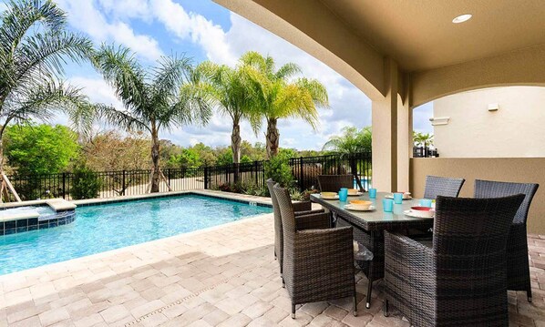 Een verwarmd zwembad