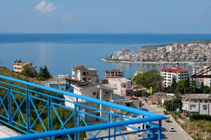 A coastal cityscape with a view of the sea and buildings. - Sea View Apartment in Saranda (Sarandë)