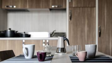 Frigorifero, piano cottura, bollitore elettrico