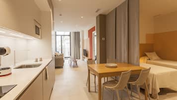 Apartamento familiar, 1 habitación | Zona de estar | Una televisión de pantalla plana