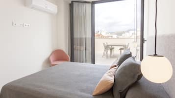 Ático, 1 habitación, terraza | Ropa de cama de alta calidad y edredones de plumas