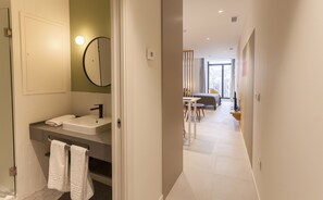 Studio, City View | Bathroom | Shower, hair dryer, towels, soap - Apartamentos Málaga Premium - Calle Granada (Málaga)