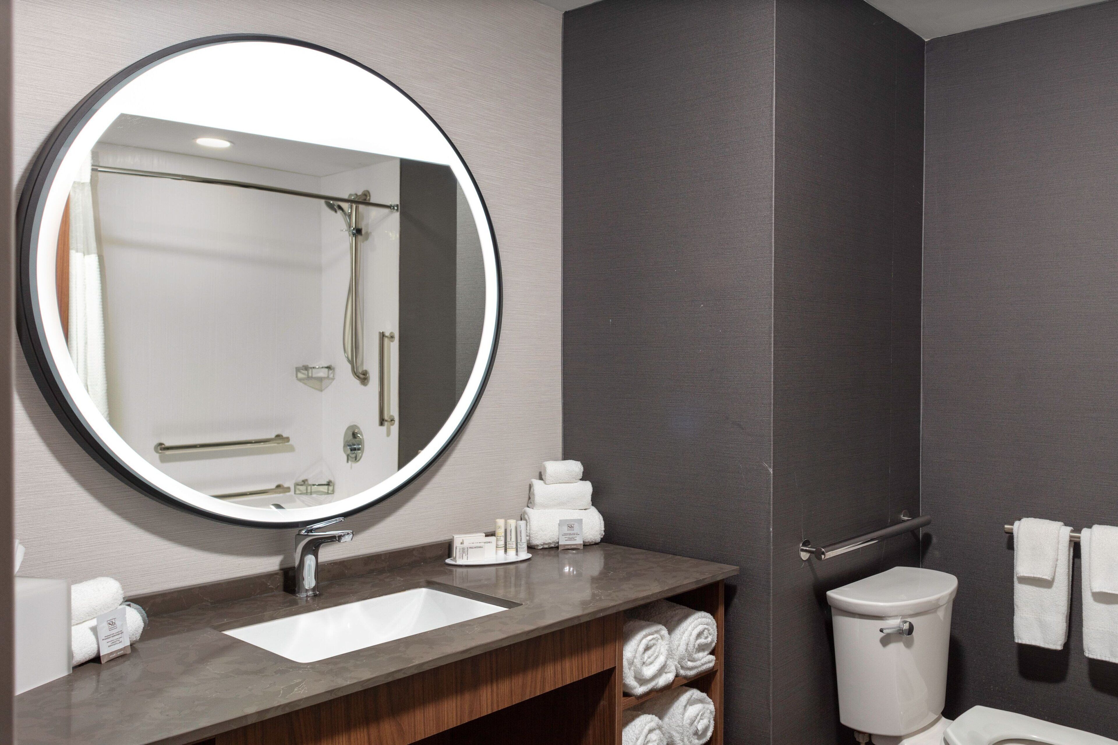 combined shower/bathtub, hair dryer, towels