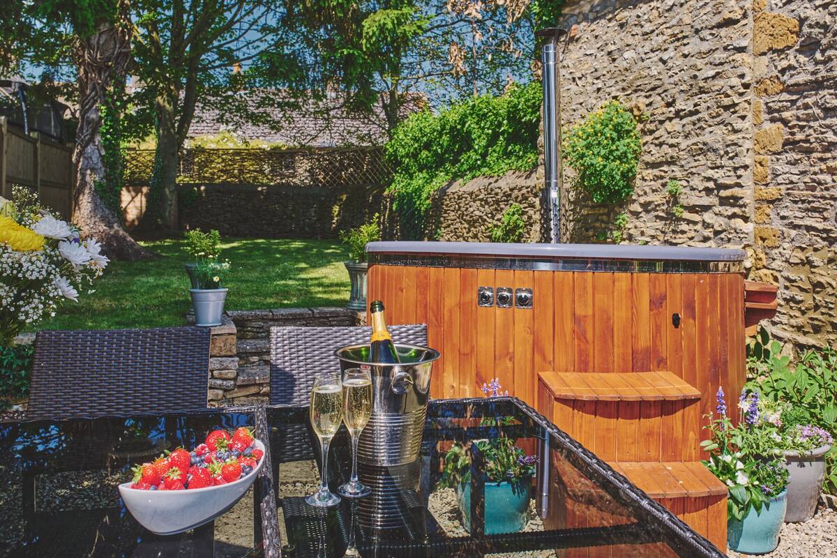 Traditional Cottage, Private Bathroom | Outdoor spa tub