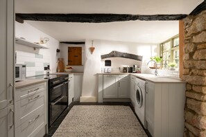 Traditional Cottage, Private Bathroom | Shared kitchen