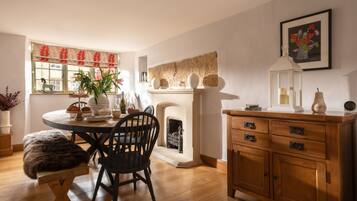 Traditional Cottage, Private Bathroom | Dining