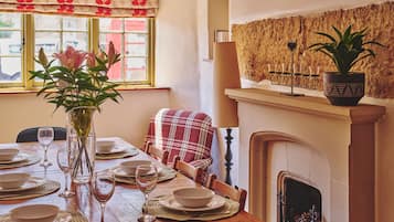 Traditional Cottage, Private Bathroom | Dining