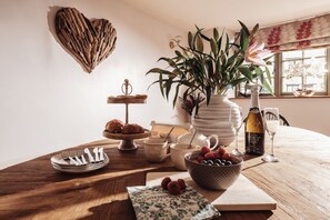 Traditional Cottage, Private Bathroom | Dining