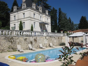 Piscine extérieure, piscine chauffée, chaises longues