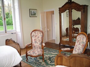 5 quartos, ferros/tábuas de passar roupa, Wi-Fi, roupa de cama