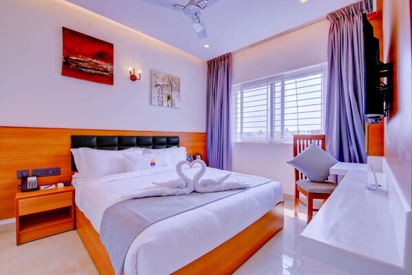 أغطية فراش متميزة وأسرّة بإسفنج يتكيف مع شكل الجسم وخزنة داخل الغرفة