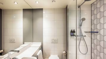 Habitación doble superior | Baño | Secador de pelo, toallas, jabón y papel higiénico