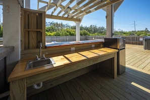 Property grounds - Mariner's Star Five Bedroom Home in Nags Head with Private Pool and Hot Tub (Nags Head)