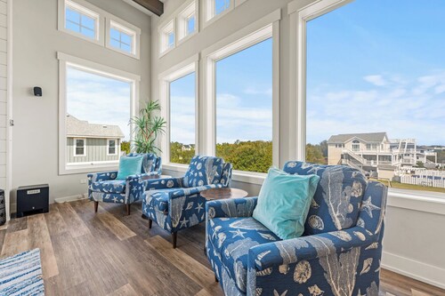 Coastal Oasis 9 BR Home + Free Pool Heat