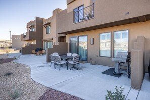 Outdoor dining - Making Memories at The Ledges Golf Club *Resort Amenities Included! (St. George)