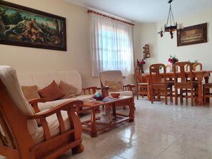 Una televisión, una chimenea, una pantalla de ordenador