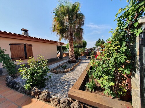 HOUSE WITH POOL, BARBECUE AND GARDEN, ALL FOR EXCLUSIVE USE.