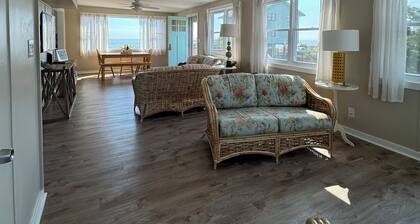 Steps to the Beach. Pet-friendly cottage with a great view of the water!