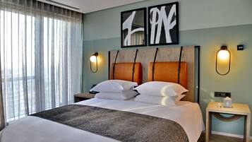 Ropa de cama de alta calidad y caja de seguridad en la habitación