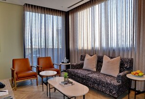 Suite Standard | Aire de séjour | Téléviseur connecté de 49 po avec télévision par satellite, téléviseur