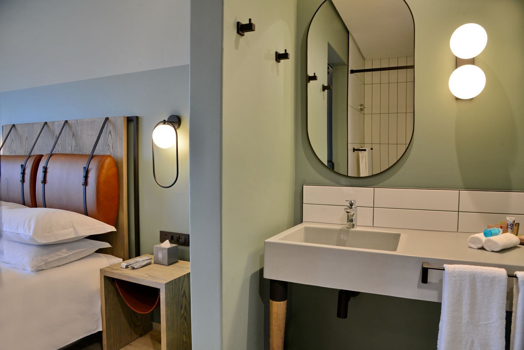 standard room | bathroom | shower, rainfall showerhead, free toiletries, hair dryer