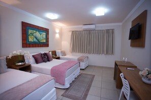 Minibar, individually decorated, individually furnished, desk - Hotel Havana Express (Uberaba)
