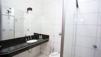 Dutxa, capçal de dutxa d'hidromassatge i articles de tocador gratuïts