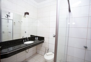 Shower, hydromassage showerhead, free toiletries, hair dryer - Hotel Havana Express (Uberaba)