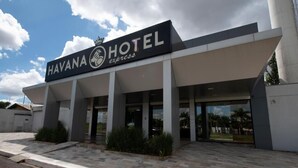 Una entrada moderna de hotel con un letrero que dice “HAVANA HOTEL express”.