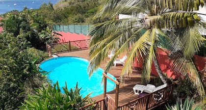 Independent lodge on property with swimming pool (to share) 5 minutes from the beach