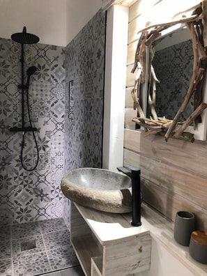 Dusche, Haartrockner, Handtücher, Toilettenpapier