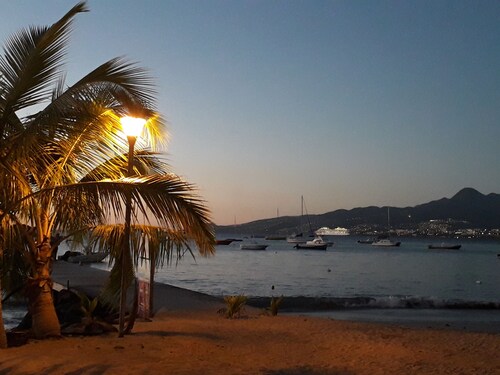 Independent lodge on property with swimming pool (to share) 5 minutes from the beach 