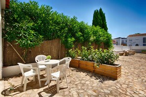 Outdoor dining - BADIA 9,PISO 1ha,PISCINA,100m playa,PARKING,WIFI (Empuriabrava)