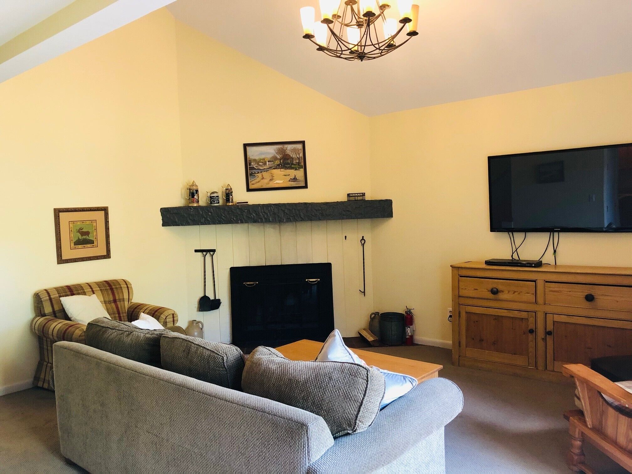 Spacious, Family-Friendly Getaway w/ Full Kitchen & Fireplace