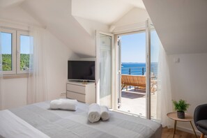 6 bedrooms, in-room safe, iron/ironing board, travel cot