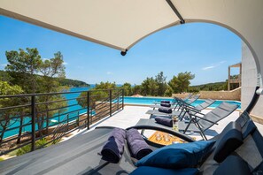 Property grounds - -30% SALE!! WATERFRONT VILLA! (Milna)